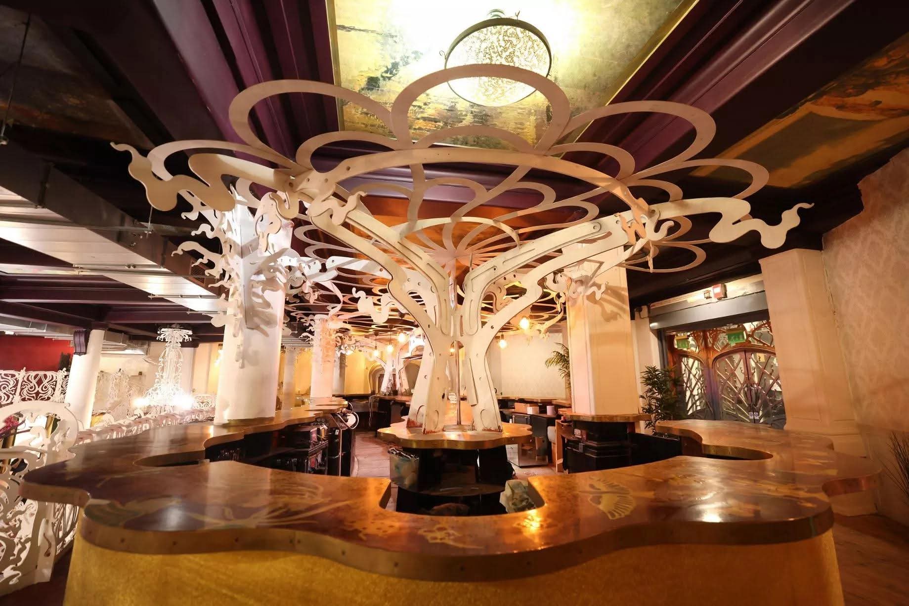 Grand Central bar area with artistic tree sculpture